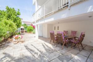 un patio con mesa y sillas. en Can Miquelet en Port d'Alcudia