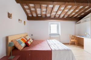 Un dormitorio con una cama grande con techo de madera. en House Na Chicca, en Bagnoregio