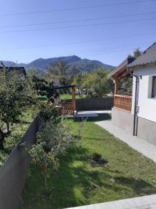 um quintal de uma casa com uma cerca em Casa Edy em Vişeu de Sus