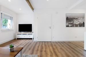 an empty living room with a flat screen tv at Appartment Weiden in Gronau