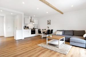 ein Wohnzimmer mit einem Sofa und einem Tisch in der Unterkunft Appartment Weiden in Gronau