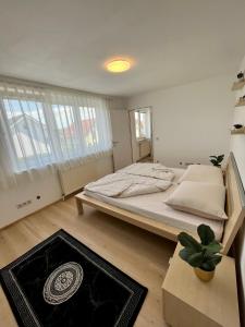 una grande camera da letto bianca con un grande letto di Atemberaubendes Apartment + Pool a Vienna
