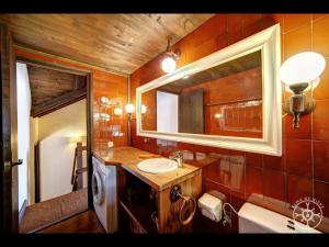 a bathroom with a sink and a mirror at CASA SANT BLAS de Alma de Nieve in Gessa