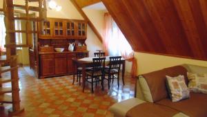 eine Küche und ein Esszimmer mit einem Tisch und Stühlen in der Unterkunft LA CASA DEI RICORDI in Lanna