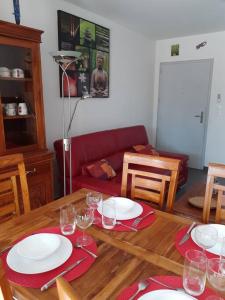 een eettafel met borden en wijnglazen erop bij chez laly et mimy in La Possession