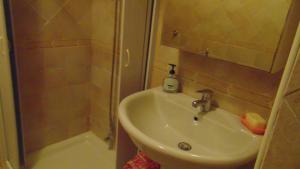 ein Badezimmer mit Waschbecken und Dusche in der Unterkunft LA CASA DEI RICORDI in Lanna + 16 Fotos