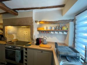 Kuchyň nebo kuchyňský kout v ubytování Cosy Cottage for 6 & Pets Friendly in Hope Valley Pass the Keys