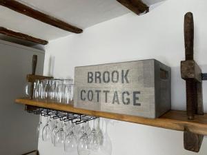 Stony MiddletonにあるCharming & Idyllic Grade 2 Listed Cottage for 6 Pass the Keysの木製の棚(ワイングラス付)、箱(ブルックコーヒー付)