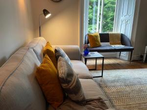 ein Wohnzimmer mit Sofa und Tisch in der Unterkunft Cosy Cottage for 6 & Pets Friendly in Hope Valley Pass the Keys in Stony Middleton