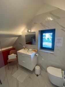 TV y baño con lavabo y aseo. en Nummer 151 villastudios, en Hasselt 77 fotos más