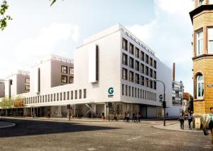 un gran edificio blanco en una calle de la ciudad en GINN Apartment-Hotel Stuttgart-Esslingen en Esslingen