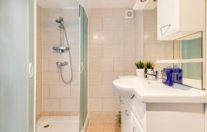 uma casa de banho com um chuveiro, um lavatório e um chuveiro em Cosy apartment Antwerpen center2 em Antuérpia