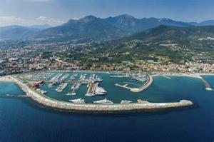 une vue aérienne d'un port avec des bateaux dans l'eau dans l'établissement Romantic Chic Loä, à Loano