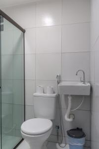 uma casa de banho branca com um WC e um lavatório em Pousada La Bella Luna em Porto de Galinhas