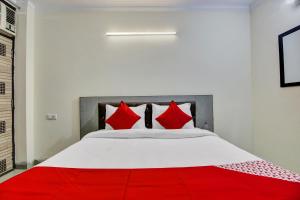 Ліжко або ліжка в номері OYO Flagship 81062 Hotel Sky