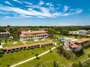 uma vista aérea do campus de um resort em Hotel Pavlina Beach em Niforeika