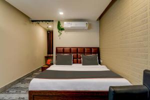 Hotel Awadh Court tesisinde bir odada yatak veya yataklar