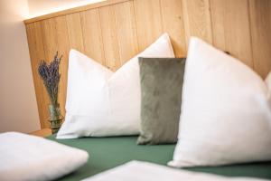 a group of pillows sitting on top of a bed at Zum Sonnentor App Larix in Lutago