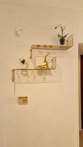 un estante con un animal dorado en una pared en Suite Paradise - D111, en Cesarea