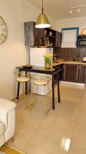 een keuken met een tafel en stoelen in een kamer bij Suite Paradise - D111 in Caesarea