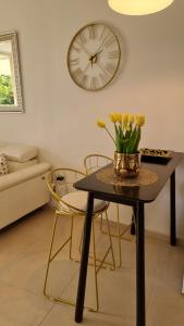 een tafel met een vaas met bloemen erop in een kamer bij Suite Paradise - D111 in Caesarea