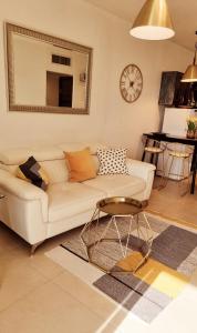 sala de estar con sofá blanco y mesa en Suite Paradise - D111 en Caesarea