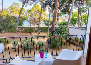 A balcony or terrace at Apartamento con AMPLIA TERRAZA Y VISTAS AL MAR a 150 metros de la playa