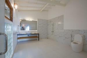 Ένα μπάνιο στο Sri Lanka Beach House Hotel and SPA +65 φωτογραφίες