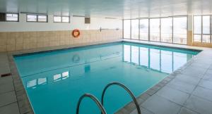 Swimmingpoolen hos eller tæt på Hibernian Towers 309 Strand - Luxury Self Catering