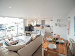 un soggiorno con divano e tavolo di Stunning 2 bed seaside apartment with Sea Views a Bournemouth