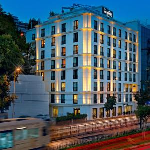 un edificio bianco con un autobus di fronte di Port Bosphorus a Istanbul