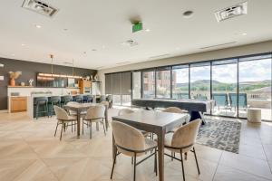 uma cozinha e sala de jantar com mesas e cadeiras em Castle Rock Condo - Walk to Dining and Shopping! em Castle Rock