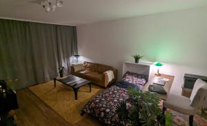 sala de estar con cama y sofá en Allroom: Moderne Eleganz trifft Vintage-Chic!, en Unterschleißheim