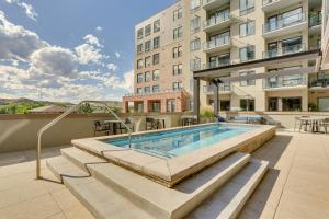 uma piscina no telhado de um edifício em Castle Rock Condo - Walk to Dining and Shopping! em Castle Rock