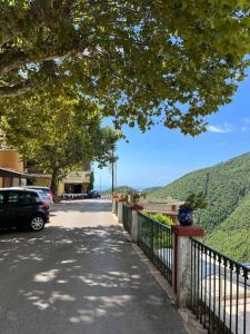 una carretera con una valla y un coche aparcado en el lateral en Albori bilocale panoramico, en Vietri