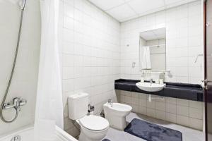 Koupelna v ubytování StoneTree - Modern 1 BR Apartment near Marina Beach + 7 fotografií