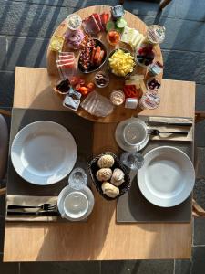 une table avec des assiettes et de la nourriture au-dessus dans l'établissement SØGAARDEN - Hotel & SøCamp, à Sunds