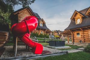 Vonkajšia záhrada v ubytovaní Owcza Chata z jacuzzi i sauną