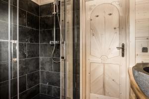Kúpeľňa v ubytovaní Owcza Chata z jacuzzi i sauną