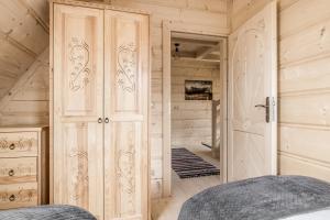 Posteľ alebo postele v izbe v ubytovaní Owcza Chata z jacuzzi i sauną