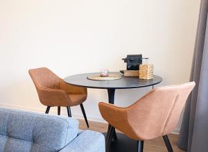 een tafel in een kamer met 2 stoelen en een printer bij Central Apartment Rhein Neuss-Düsseldorf Messe in Neuss
