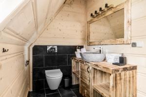 Kúpeľňa v ubytovaní Owcza Chata z jacuzzi i sauną + 31 fotografií