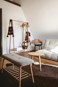 - un salon avec un canapé et une table dans l'établissement MMexperience, à Bîrsana