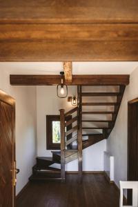 - un escalier dans une maison dotée de poutres en bois dans l'établissement MMexperience, à Bîrsana