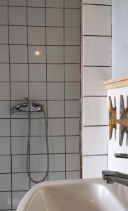 y baño con ducha y lavamanos. en Sjöstuga, Archipelago Beach House, en Värmdö
