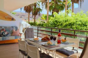 Una mesa con un plato de comida en un balcón. en Sunflower Apartment Just Relax, en Puerto de Santiago