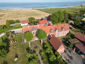 - une vue aérienne sur une grande maison avec une cour dans l'établissement Hotel/Pension Bradhering, à Ahrenshoop