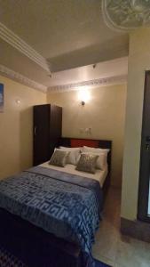 a bedroom with a large bed with pillows at Natako Apartment in Apenkwa