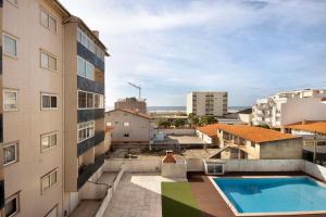 Aussicht vom Dach eines Gebäudes mit Pool in der Unterkunft Live Vagueira Beach in Praia da Vagueira