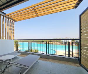vistas a la piscina desde el balcón de una casa en MINT Resorts The Blyde en Pretoria